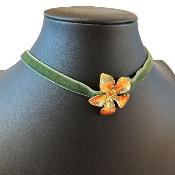 Elegant Goldtone Floral Pendant on Forest Green Velvet Ribbon. - Picture 2 of 6